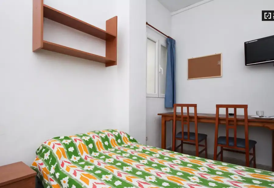 Habitación en un apartamento compartido de 15 habitaciones en alquiler en Pajaritos, ideal para mujeres y profesionales. en Granada