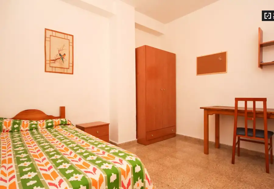 Habitación en un apartamento compartido de 15 habitaciones en alquiler en Pajaritos, ideal para mujeres y profesionales. en Granada