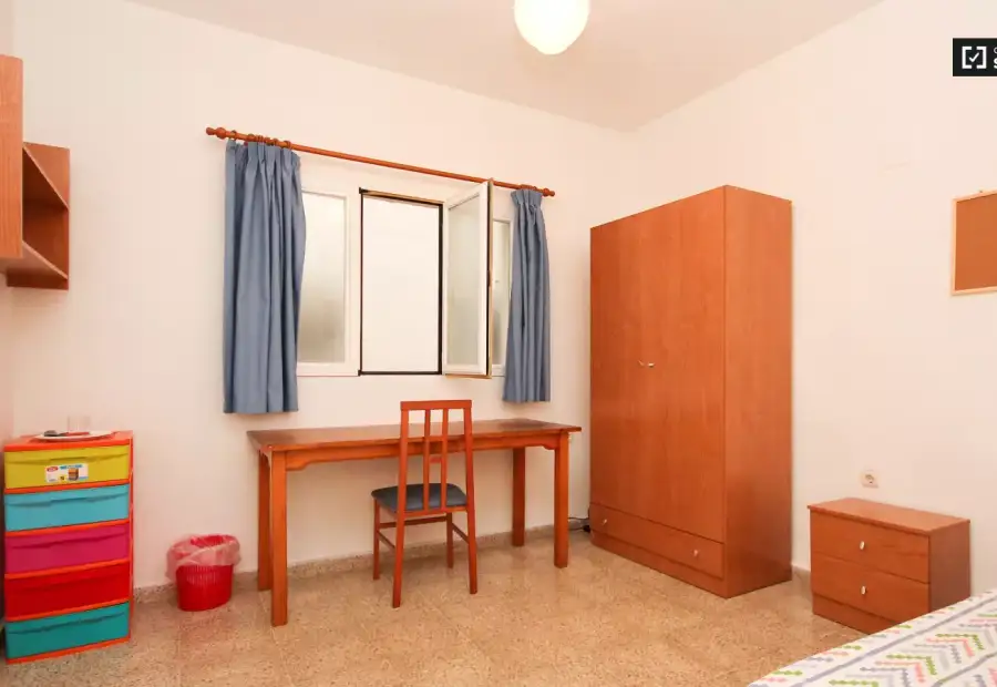 Habitación en un apartamento compartido de 15 habitaciones en alquiler en Pajaritos, ideal para mujeres y profesionales. en Granada