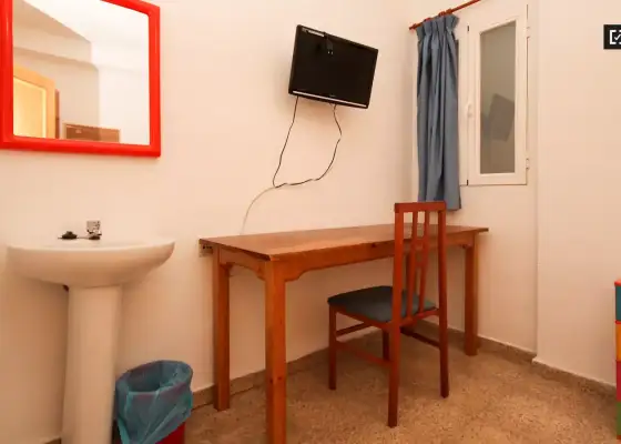 Habitación en un apartamento compartido de 15 habitaciones en alquiler en Pajaritos, ideal para mujeres y profesionales. en Granada