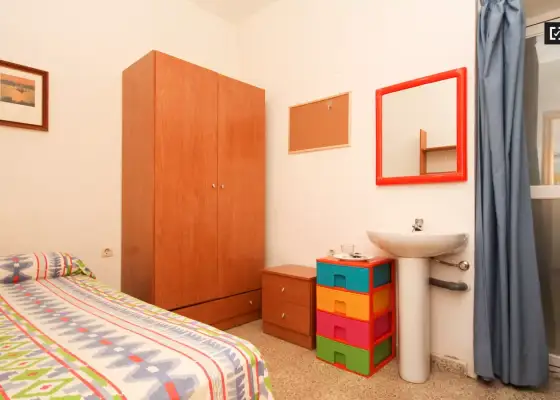 Habitación en un apartamento compartido de 15 habitaciones en alquiler en Pajaritos, ideal para mujeres y profesionales. en Granada