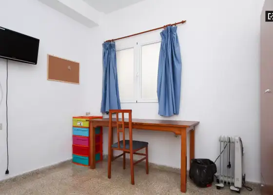 Habitación en un apartamento compartido de 15 habitaciones en alquiler en Pajaritos, ideal para mujeres y profesionales. en Granada