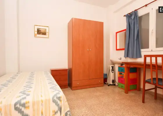 Habitación en un apartamento compartido de 15 habitaciones en alquiler en Pajaritos, ideal para mujeres y profesionales. en Granada