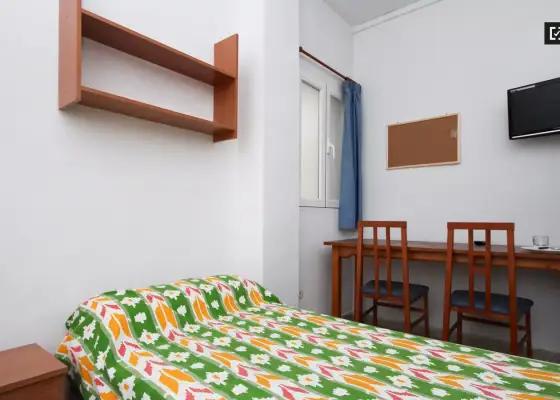 Habitación en un apartamento compartido de 15 habitaciones en alquiler en Pajaritos, ideal para mujeres y profesionales. en Granada
