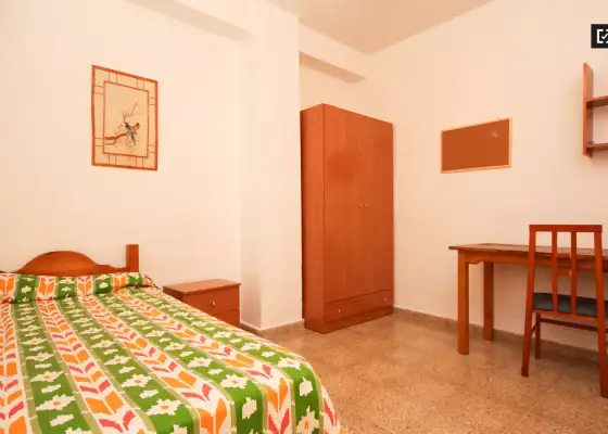 Habitación en un apartamento compartido de 15 habitaciones en alquiler en Pajaritos, ideal para mujeres y profesionales. en Granada