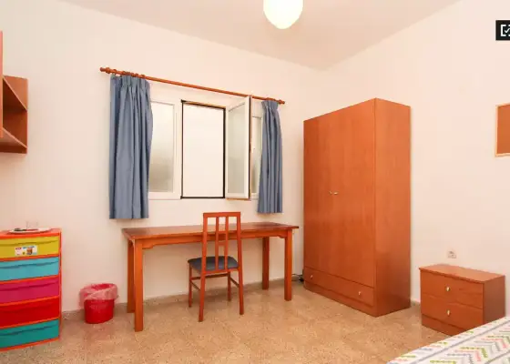 Habitación en un apartamento compartido de 15 habitaciones en alquiler en Pajaritos, ideal para mujeres y profesionales. en Granada