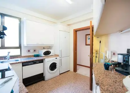 Habitación en un apartamento compartido de 5 habitaciones en Casco Viejo, con todos los gastos incluidos. en Bilbao