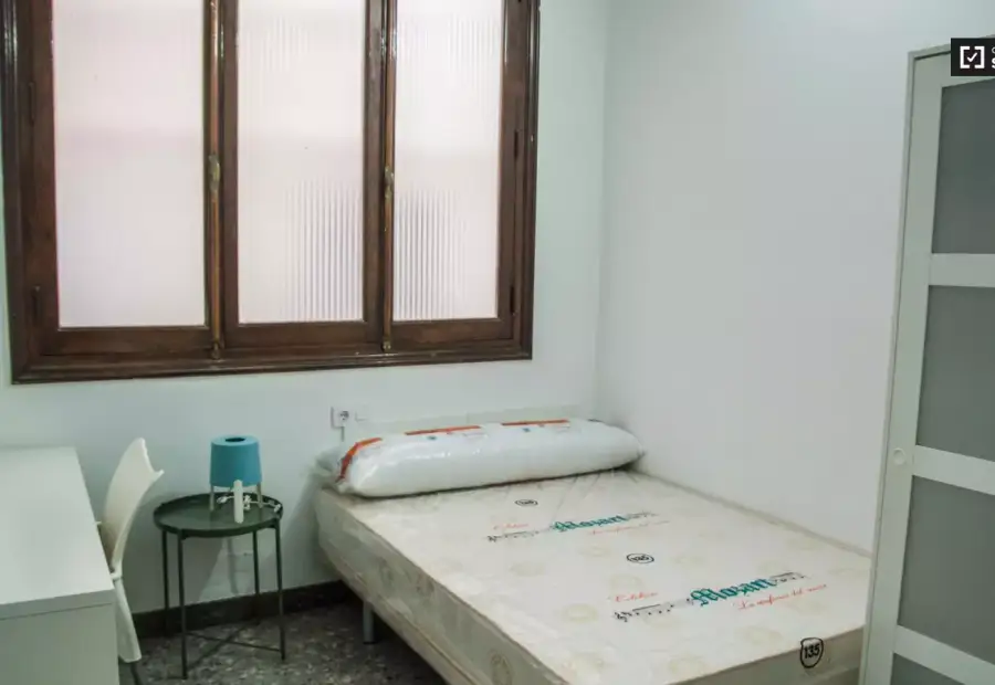 Habitación en un piso compartido de 10 habitaciones en alquiler en Sant Francesc. en Valencia