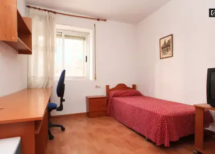 Habitación en un piso compartido de 11 habitaciones en alquiler en Centro-Sagrario, ideal para mujeres y profesionales. en Granada