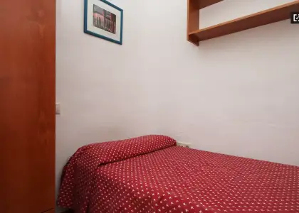 Habitación en un piso compartido de 11 habitaciones en alquiler en Centro-Sagrario, ideal para mujeres y profesionales. en Granada