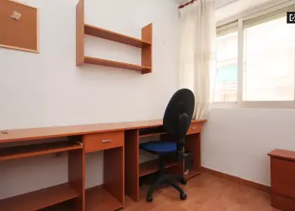 Habitación en un piso compartido de 11 habitaciones en alquiler en Centro-Sagrario, ideal para mujeres y profesionales. en Granada
