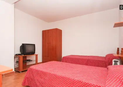 Habitación en un piso compartido de 11 habitaciones en alquiler en Centro-Sagrario, ideal para mujeres y profesionales. en Granada