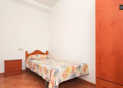 Habitación en un piso compartido de 11 habitaciones en alquiler en Centro-Sagrario, ideal para mujeres y profesionales. en Granada