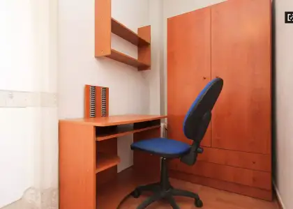 Habitación en un piso compartido de 11 habitaciones en alquiler en Centro-Sagrario, ideal para mujeres y profesionales. en Granada