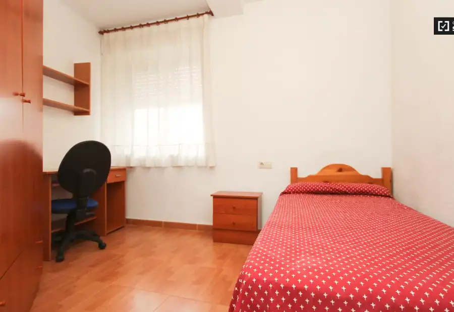Habitación en un piso compartido de 11 habitaciones en alquiler en Centro-Sagrario, ideal para mujeres y profesionales. en Granada