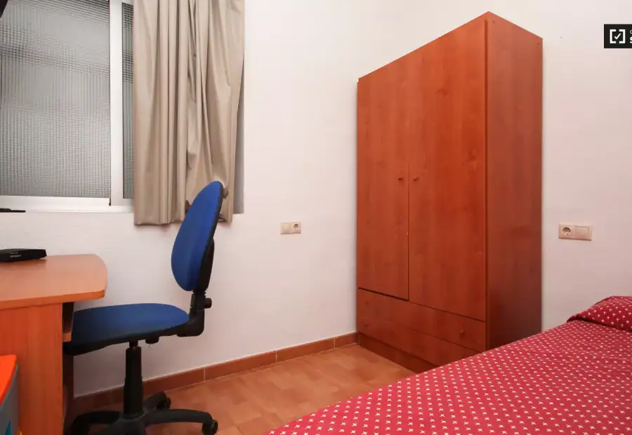 Habitación en un piso compartido de 11 habitaciones en alquiler en Centro-Sagrario, ideal para mujeres y profesionales. en Granada