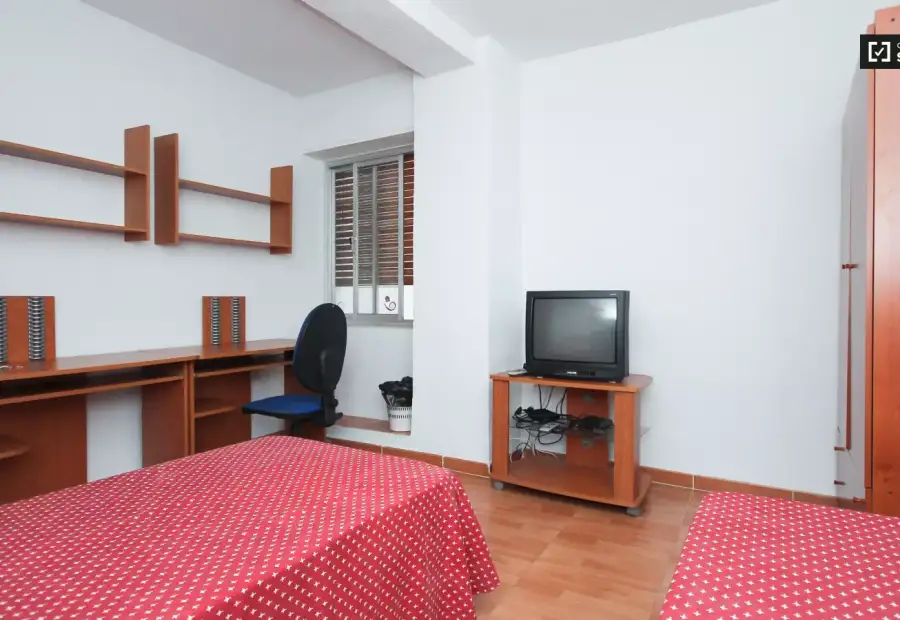 Habitación en un piso compartido de 11 habitaciones en alquiler en Centro-Sagrario, ideal para mujeres y profesionales. en Granada