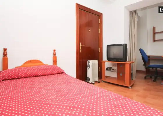 Habitación en un piso compartido de 11 habitaciones en alquiler en Centro-Sagrario, ideal para mujeres y profesionales. en Granada
