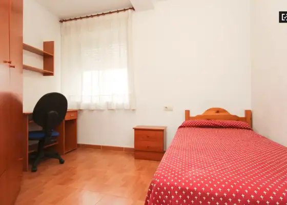 Habitación en un piso compartido de 11 habitaciones en alquiler en Centro-Sagrario, ideal para mujeres y profesionales. en Granada