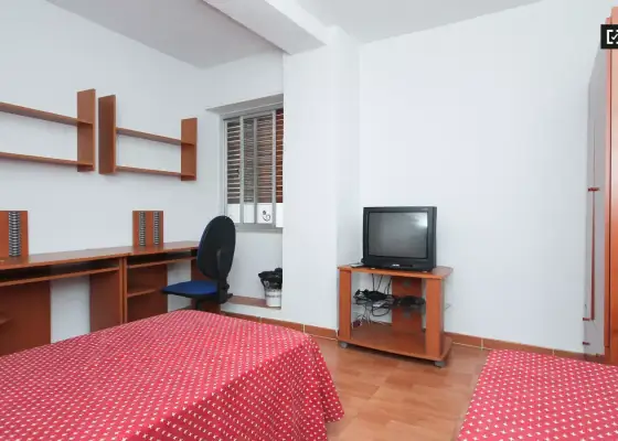Habitación en un piso compartido de 11 habitaciones en alquiler en Centro-Sagrario, ideal para mujeres y profesionales. en Granada