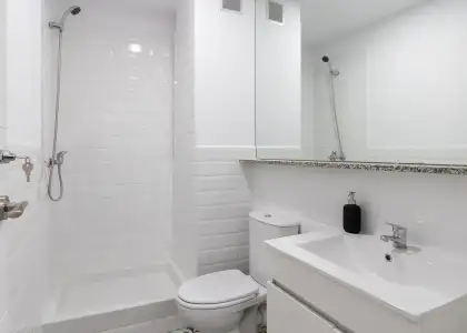 Habitación en un piso compartido de 15 habitaciones en alquiler en El Raval. en Barcelona