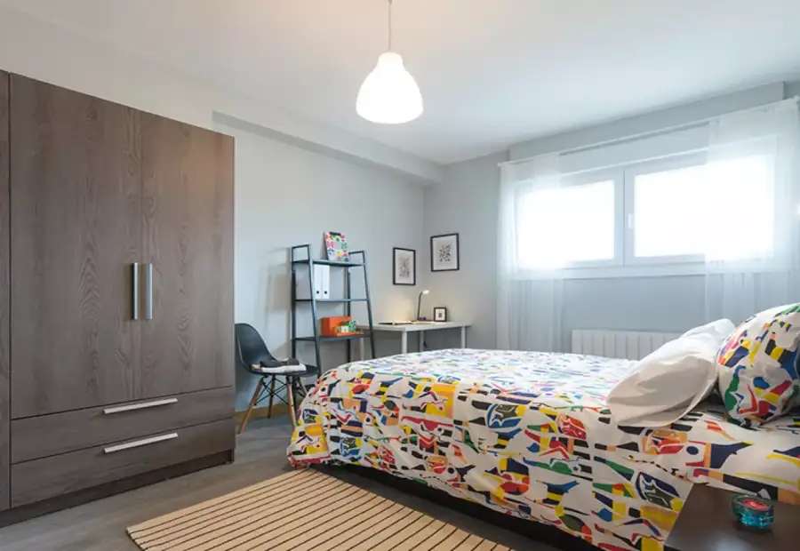 Habitación en un piso compartido de 3 habitaciones en alquiler en Arabella, todos los gastos incluidos. en Bilbao
