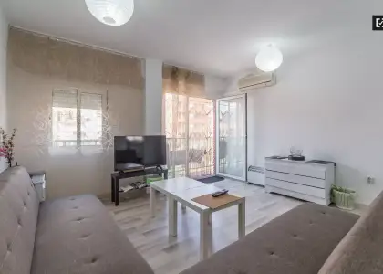 Habitación en un piso compartido de 3 habitaciones en Cabanyal-Canyamelar, ideal para profesionales, parejas y estudiantes. en Valencia