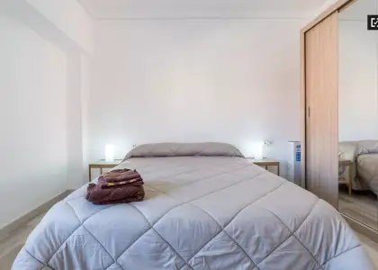 Habitación en un piso compartido de 3 habitaciones en Cabanyal-Canyamelar, ideal para profesionales, parejas y estudiantes. en Valencia