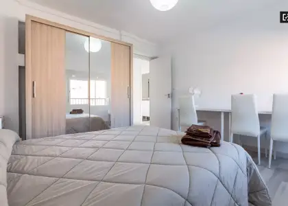 Habitación en un piso compartido de 3 habitaciones en Cabanyal-Canyamelar, ideal para profesionales, parejas y estudiantes. en Valencia
