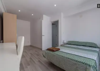 Habitación en un piso compartido de 3 habitaciones en Cabanyal-Canyamelar, ideal para profesionales, parejas y estudiantes. en Valencia