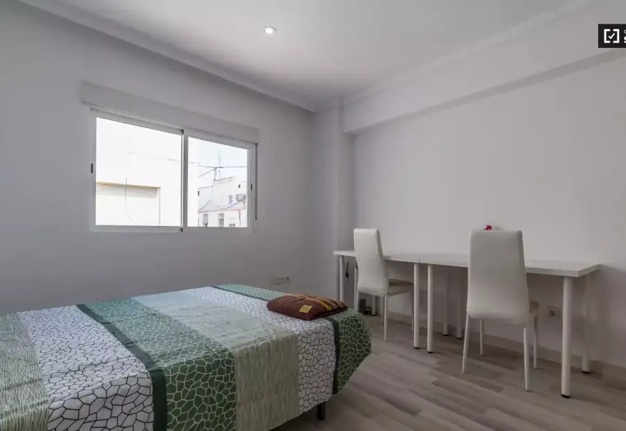 Habitación en un piso compartido de 3 habitaciones en Cabanyal-Canyamelar, ideal para profesionales, parejas y estudiantes. en Valencia