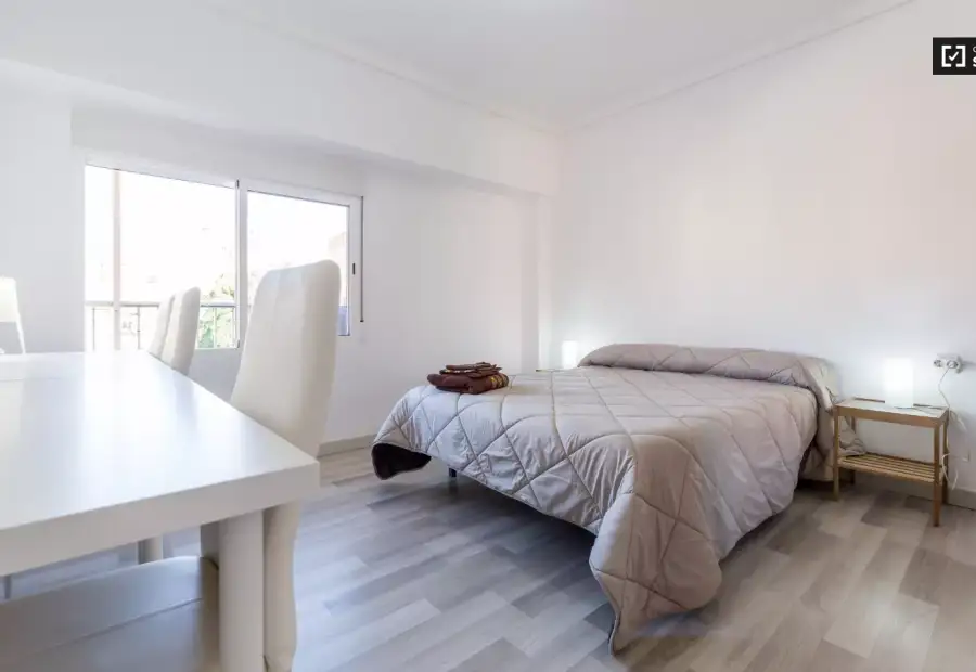 Habitación en un piso compartido de 3 habitaciones en Cabanyal-Canyamelar, ideal para profesionales, parejas y estudiantes. en Valencia