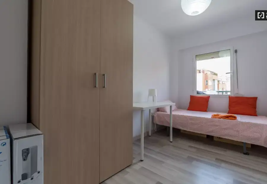 Habitación en un piso compartido de 3 habitaciones en Cabanyal-Canyamelar, ideal para profesionales, parejas y estudiantes. en Valencia