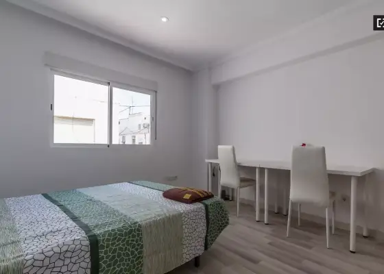 Habitación en un piso compartido de 3 habitaciones en Cabanyal-Canyamelar, ideal para profesionales, parejas y estudiantes. en Valencia