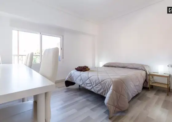 Habitación en un piso compartido de 3 habitaciones en Cabanyal-Canyamelar, ideal para profesionales, parejas y estudiantes. en Valencia