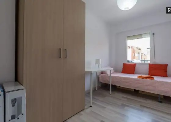 Habitación en un piso compartido de 3 habitaciones en Cabanyal-Canyamelar, ideal para profesionales, parejas y estudiantes. en Valencia