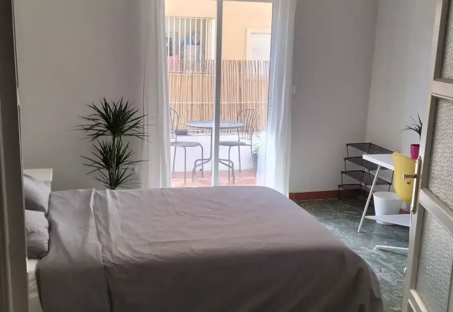 Habitación en un piso compartido de 4 habitaciones en alquiler en Alicante, ideal para mujeres. en Alicante (Alacant)