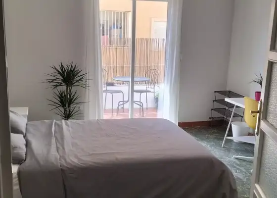 Habitación en un piso compartido de 4 habitaciones en alquiler en Alicante, ideal para mujeres. en Alicante (Alacant)