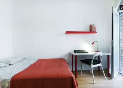 Habitación en un piso compartido de 4 habitaciones en alquiler en Embajadores, ideal para profesionales y estudiantes. en Madrid