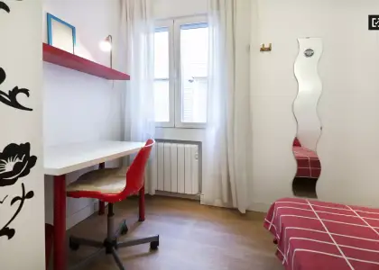 Habitación en un piso compartido de 4 habitaciones en alquiler en Embajadores, ideal para profesionales y estudiantes. en Madrid