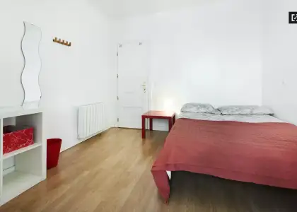 Habitación en un piso compartido de 4 habitaciones en alquiler en Embajadores, ideal para profesionales y estudiantes. en Madrid