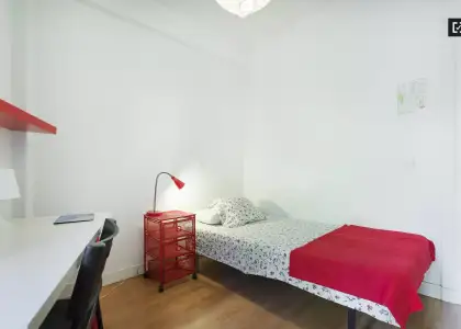 Habitación en un piso compartido de 4 habitaciones en alquiler en Embajadores, ideal para profesionales y estudiantes. en Madrid
