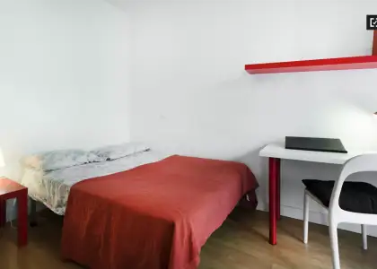 Habitación en un piso compartido de 4 habitaciones en alquiler en Embajadores, ideal para profesionales y estudiantes. en Madrid