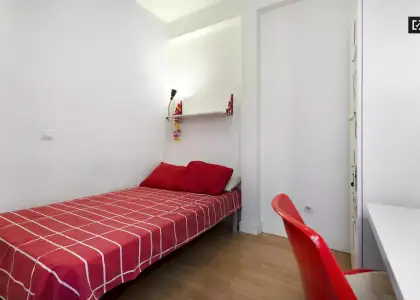 Habitación en un piso compartido de 4 habitaciones en alquiler en Embajadores, ideal para profesionales y estudiantes. en Madrid