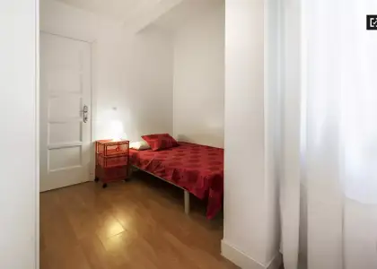 Habitación en un piso compartido de 4 habitaciones en alquiler en Embajadores, ideal para profesionales y estudiantes. en Madrid
