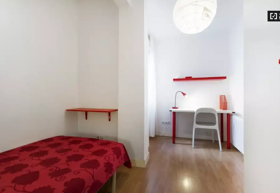 Habitación en un piso compartido de 4 habitaciones en alquiler en Embajadores, ideal para profesionales y estudiantes. en Madrid