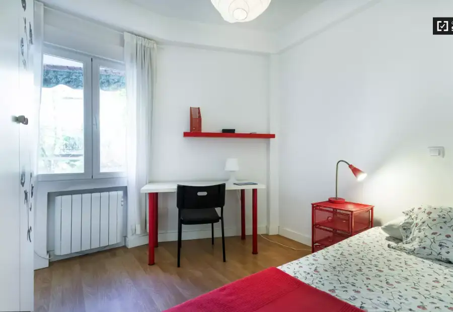 Habitación en un piso compartido de 4 habitaciones en alquiler en Embajadores, ideal para profesionales y estudiantes. en Madrid