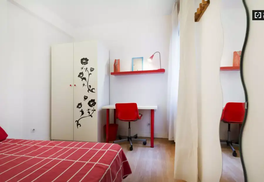 Habitación en un piso compartido de 4 habitaciones en alquiler en Embajadores, ideal para profesionales y estudiantes. en Madrid
