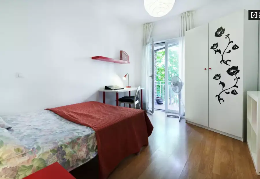 Habitación en un piso compartido de 4 habitaciones en alquiler en Embajadores, ideal para profesionales y estudiantes. en Madrid