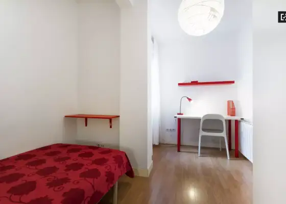 Habitación en un piso compartido de 4 habitaciones en alquiler en Embajadores, ideal para profesionales y estudiantes. en Madrid